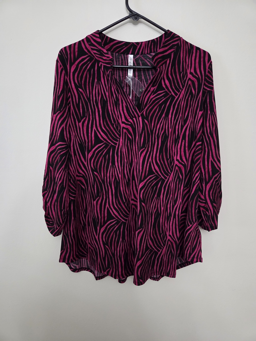 Dear Scarlett Women’s Pink and Black Zebra Print V-Neck Blouse- Size Large